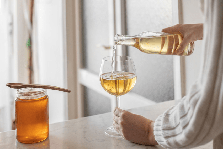 Uống rượu pha mật ong có tốt không? Lợi ích, tác hại & cách dùng an toàn